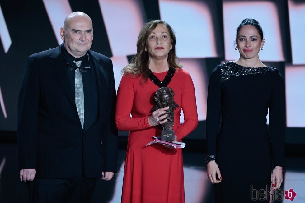 Eulalia Ramón y Anna y Antonio Saura durante la entrega de los Premios Goya 2023