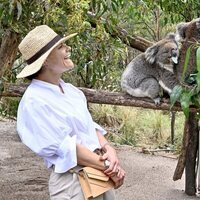 Victoria de Suecia con unos koalas en Australia