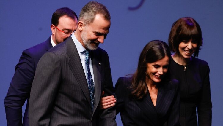 Los Reyes Felipe y Letizia cogidos del brazo en los Premios Nacionales de Innovación y de Diseño 2022
