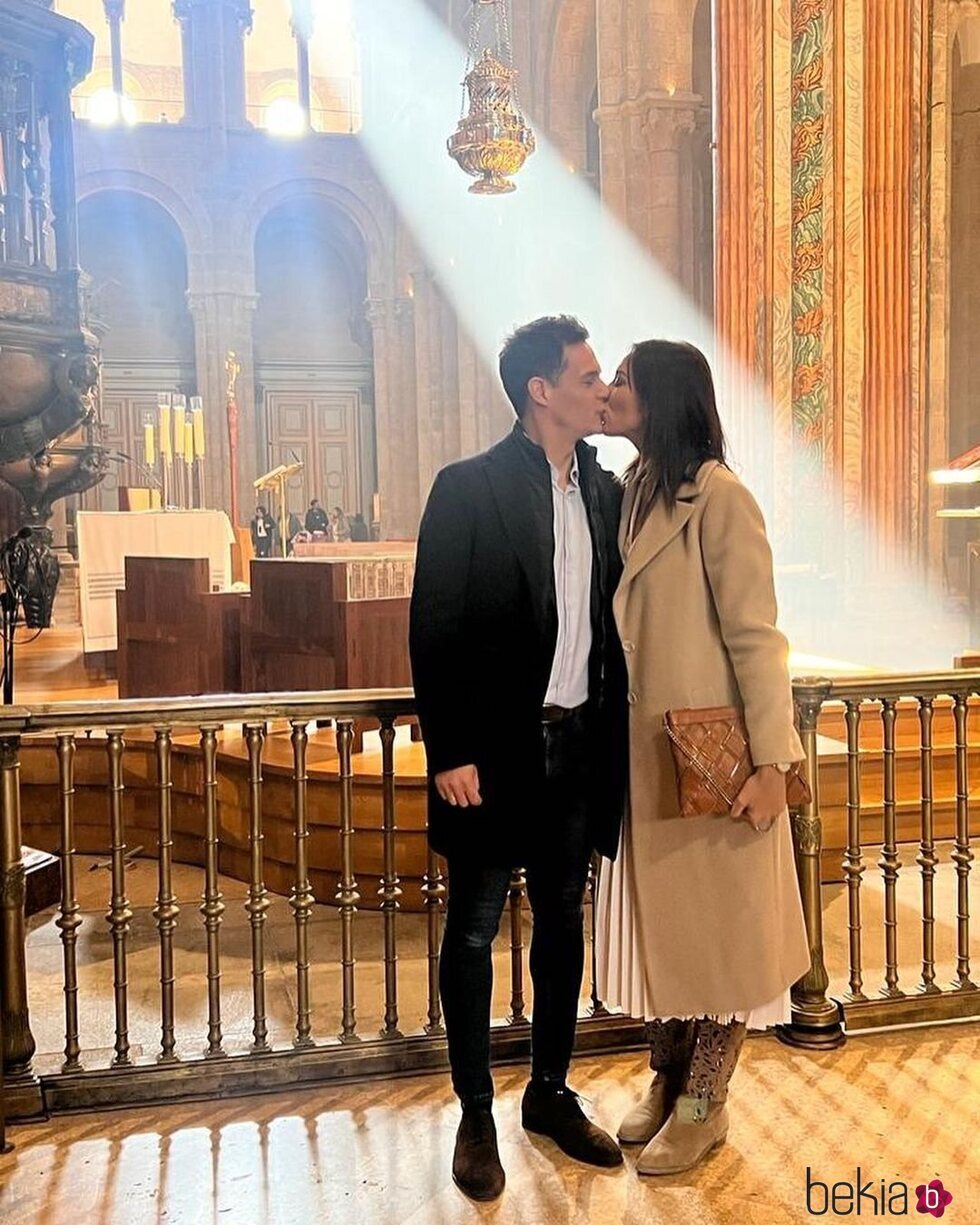 Christian Gálvez y Patricia Pardo besándose en la Catedral de Santiago