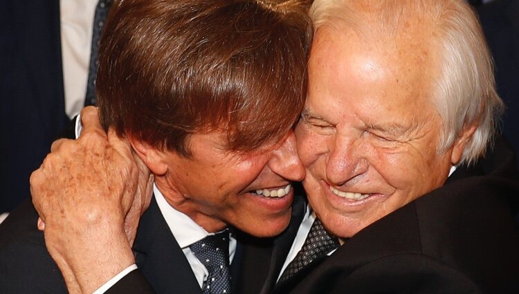 El emotivo abrazo de Manuel Díaz 'El Cordobés' y su padre Manuel Benítez en su acto de reconocimiento