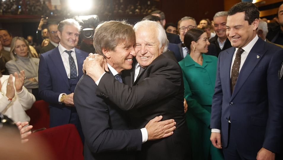 Manuel Díaz 'El Cordobés' y Manuel Benítez, abrazados en su acto de reconocimiento