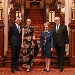 Victoria y Daniel de Suecia con la Gobernadora de Nueva Gales del Sur y su marido