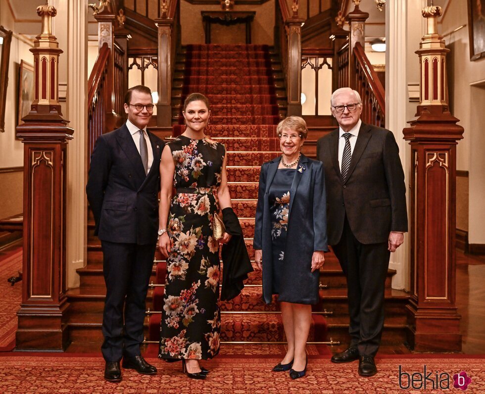 Victoria y Daniel de Suecia con la Gobernadora de Nueva Gales del Sur y su marido