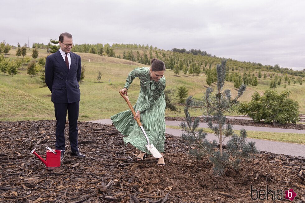 Victoria de Suecia plantando un árbol en el National Arboretum de Australia