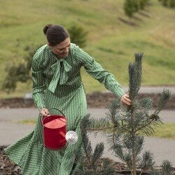 Victoria de Suecia regando un árbol en el National Arboretum de Australia