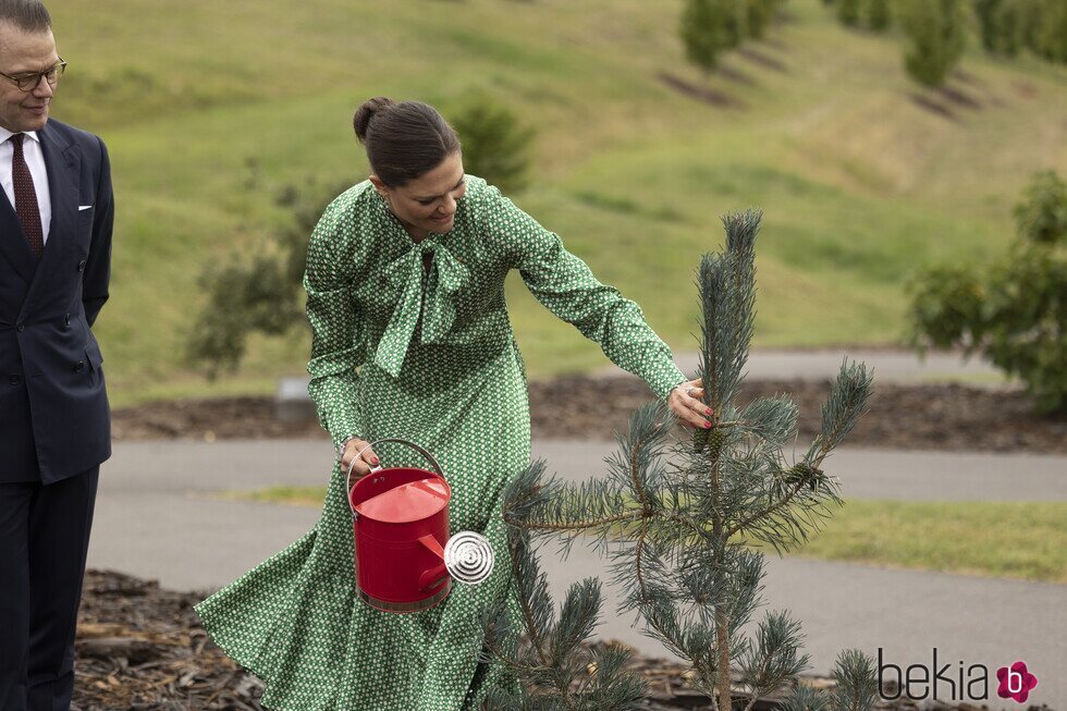 Victoria de Suecia regando un árbol en el National Arboretum de Australia