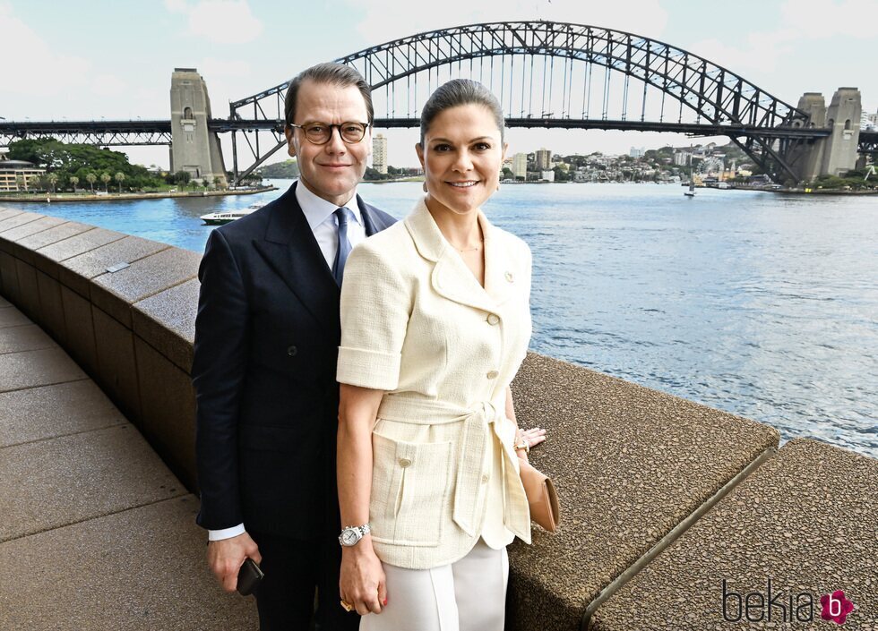 Victoria y Daniel de Suecia ante el Harbour Bridge de Sydney