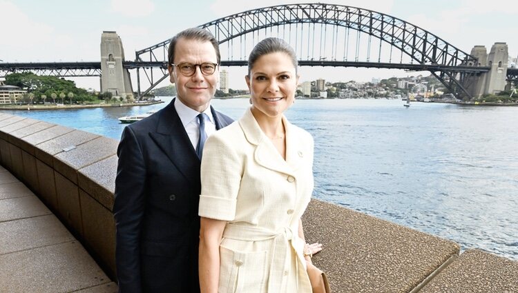 Victoria y Daniel de Suecia ante el Harbour Bridge de Sydney