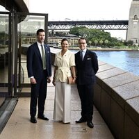 Victoria y Daniel de Suecia con Johan Forssell en Sydney