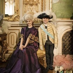 Estelle y Oscar de Suecia vestidos con trajes de ópera en su visita a la Royal Swedish Opera