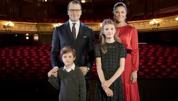 Victoria y Daniel de Suecia y sus hijos Estelle y Oscar en su visita a la Royal Swedish Opera