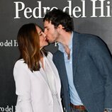 Tamara Falcó e Íñigo Onieva besándose en el desfile de Pedro del Hierro en la Cibeles Madrid Fashion Week 2023