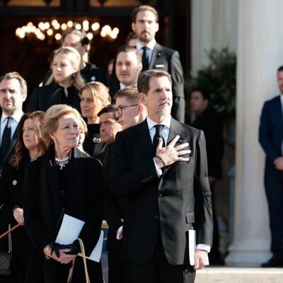 Pablo de Grecia y otros miembros de la Familia Real Griega tras el funeral de Constantino de Grecia