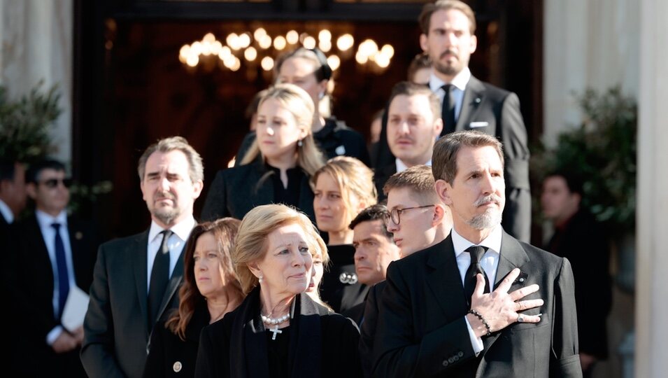 Pablo de Grecia y otros miembros de la Familia Real Griega tras el funeral de Constantino de Grecia