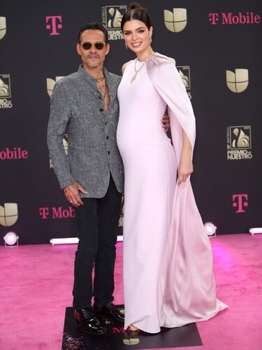 Marc Anthony y Nadia Ferreira presumiento de embarazo en los Premios Lo Nuestro 2023