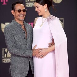 Marc Anthony acaricia la barriga de embarazada de Nadia Ferreira en los Premios Lo Nuestro 2023