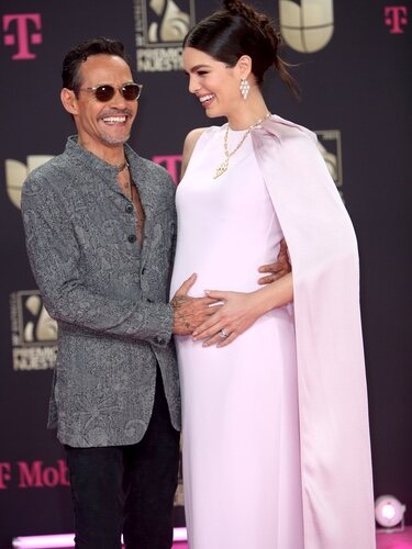 Marc Anthony acaricia la barriga de embarazada de Nadia Ferreira en los Premios Lo Nuestro 2023