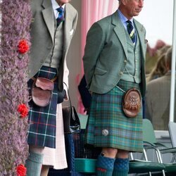 El Duque de Edimburgo y su hijo Carlos III en los Braemar Games de Escocia