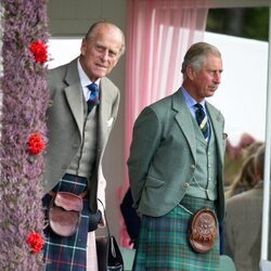 El Duque de Edimburgo y su hijo Carlos III en los Braemar Games de Escocia
