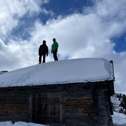 Nikolai de Dinamarca y Henrik de Dinamarca en un tejado durante sus vacaciones de invierno