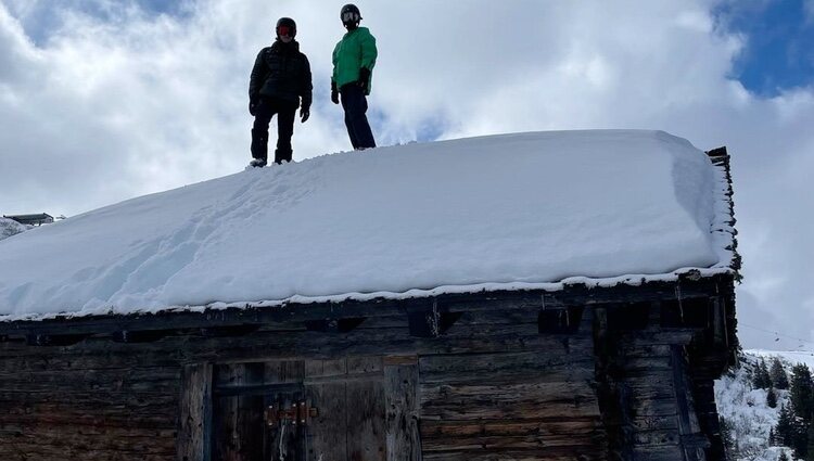 Nikolai de Dinamarca y Henrik de Dinamarca en un tejado durante sus vacaciones de invierno