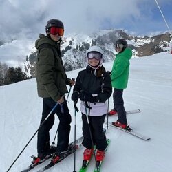 Nikolai, Henrik y Athena de Dinamarca esquiando