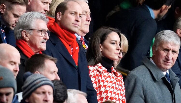 El Príncipe Guillermo y Kate Middleton en un partido de rugby en Gales