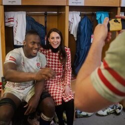 Kate Middleton posando con un jugador de rugby de Inglaterra