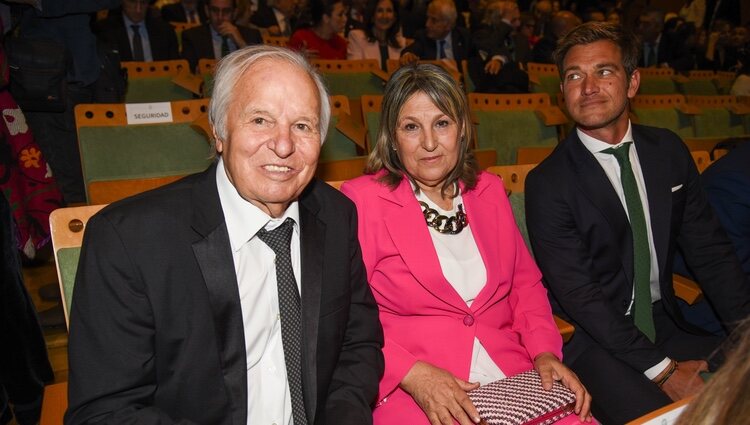 Manuel Benítez con su hijo Julio y su mujer en la entrega de las Medallas de Andalucía 2023