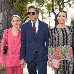 Manuel Díaz 'El Cordobés' con Virginia Troconis y su hija en la entrega de las Medallas de Andalucía 2023