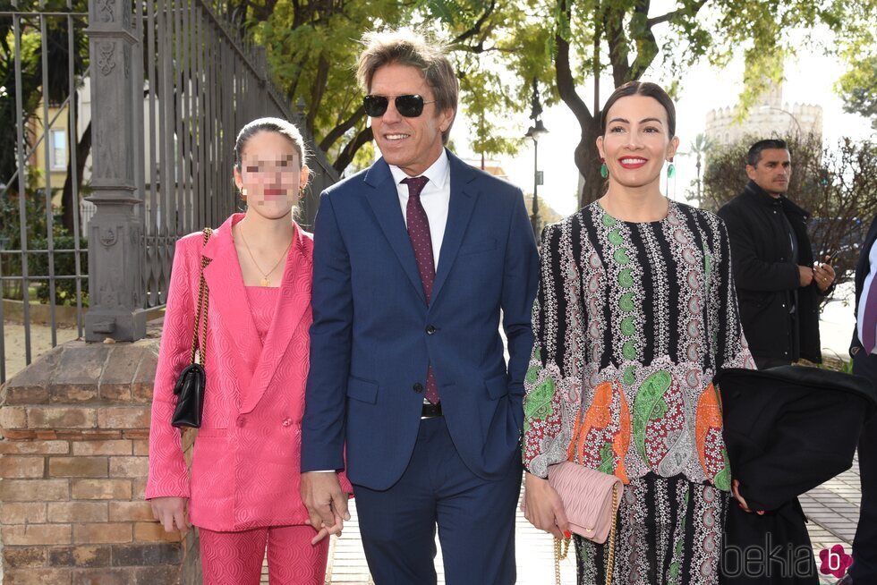 Manuel Díaz 'El Cordobés' con Virginia Troconis y su hija en la entrega de las Medallas de Andalucía 2023