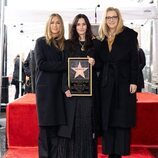 Courteney Cox con su estrella en el Paseo de la Fama junto a Jennifer Aniston y Lisa Kudrow