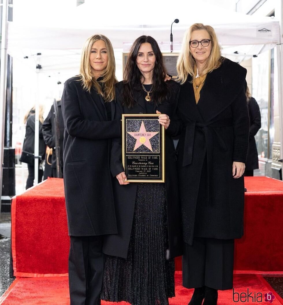 Courteney Cox con su estrella en el Paseo de la Fama junto a Jennifer Aniston y Lisa Kudrow