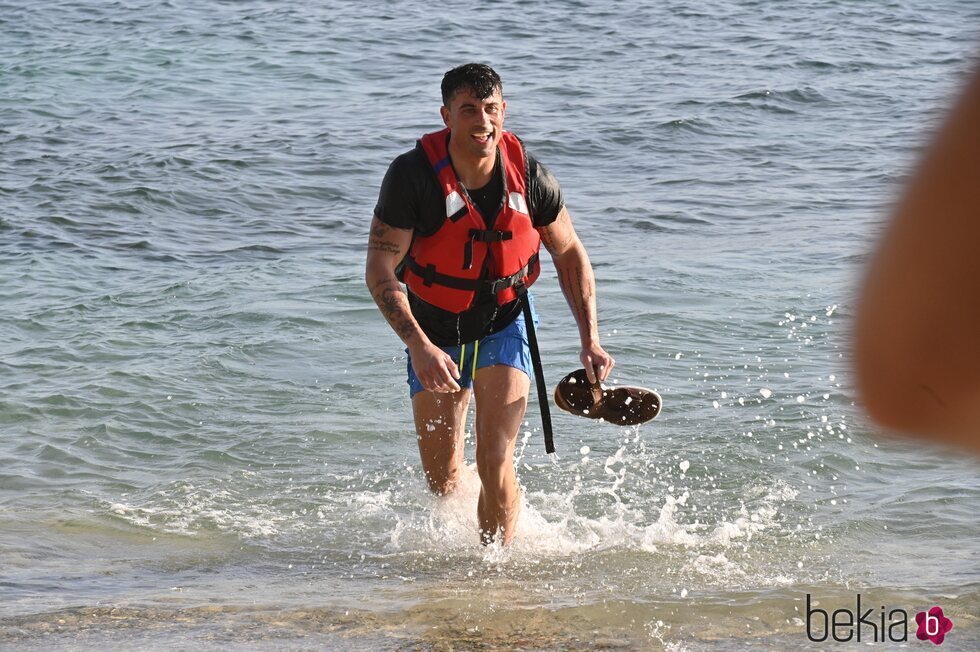 Diego Pérez llegando a la playa en la primera gala de 'Supervivientes 2023'