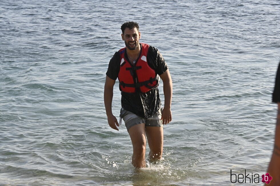Asraf Beno llegando a la playa en la primera gala de 'Supervivientes 2023'