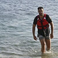 Asraf Beno llegando a la playa en la primera gala de 'Supervivientes 2023'