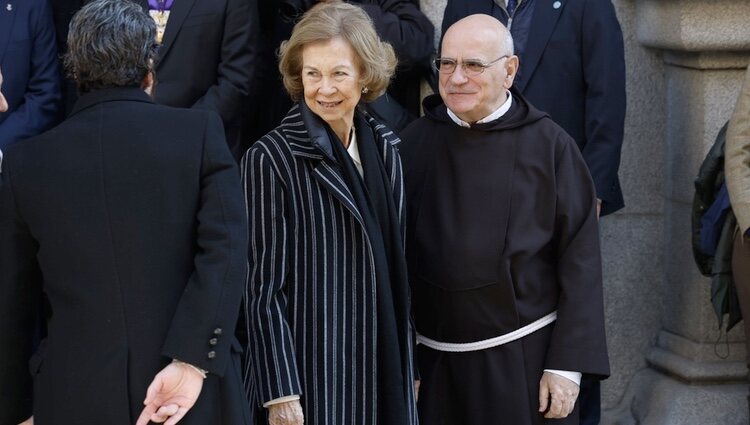 La Reina Sofía visita al Cristo de Medinaceli en Madrid