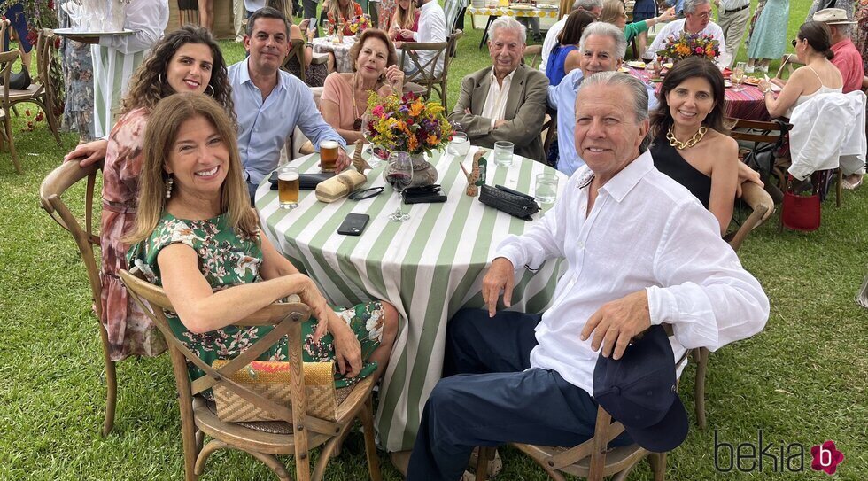 Mario Vargas Llosa y Patricia Llosa con su familia en la boda de su nieta Josefina