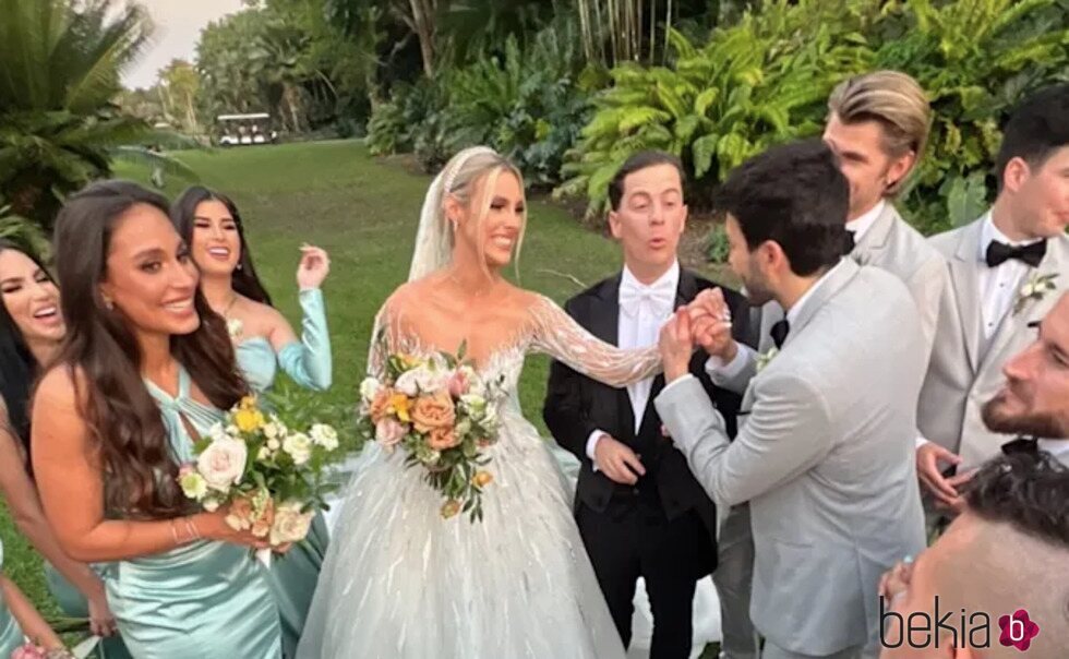 Lele Pons y Guaynaa con algunos de sus invitados en la celebración de su boda en Miami