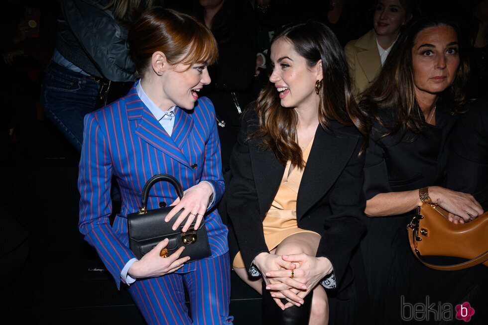 Emma Stone y Ana de Armas, cómplices en la Semana de la Moda de París 2023