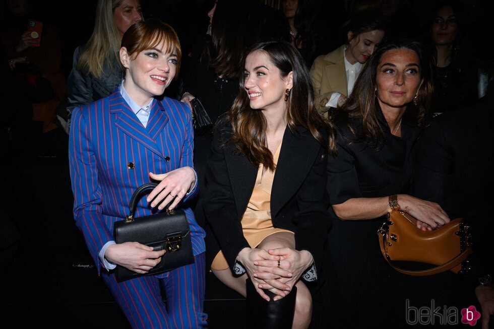 Ana de Armas sonriendo a Emma Stone en la Semana de la Moda de París 2023