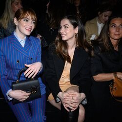Ana de Armas sonriendo a Emma Stone en la Semana de la Moda de París 2023
