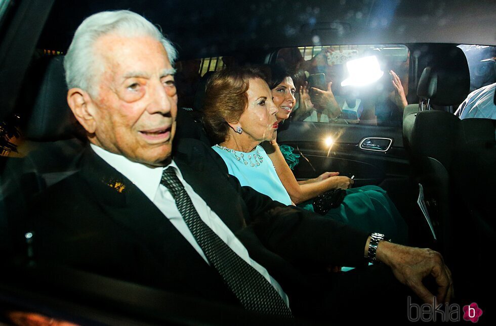 Mario Vargas Llosa y Patricia Llosa acudiendo juntos a la boda de su nieta Josefina