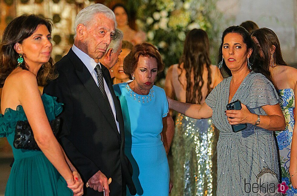 Mario Vargas Llosa y Patricia Llosa en la boda de su nieta Josefina en Lima