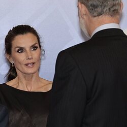 La Reina Letizia hablando con el Rey Felipe VI en el XXI Concierto 'In Memoriam' Víctimas del Terrorismo