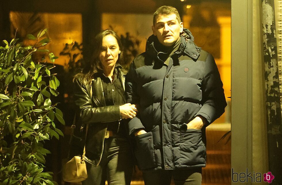 Iker Casillas dando un paseo con una amiga por Madrid