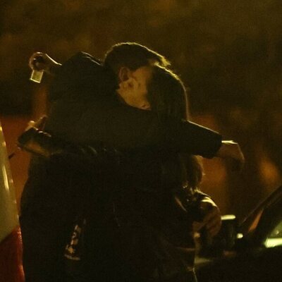 Iker Casillas, abrazando a una amiga tras dar un paseo por Madrid