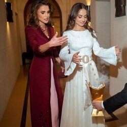 Rania de Jordania y su hija Iman de Jordania en la fiesta de henna de Iman de Jordania