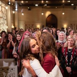 Iman de Jordania y Rania de Jordania dándose un abrazo en la fiesta de henna de Iman de Jordania
